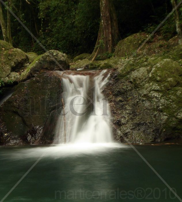 Cascada cayendo a Poza