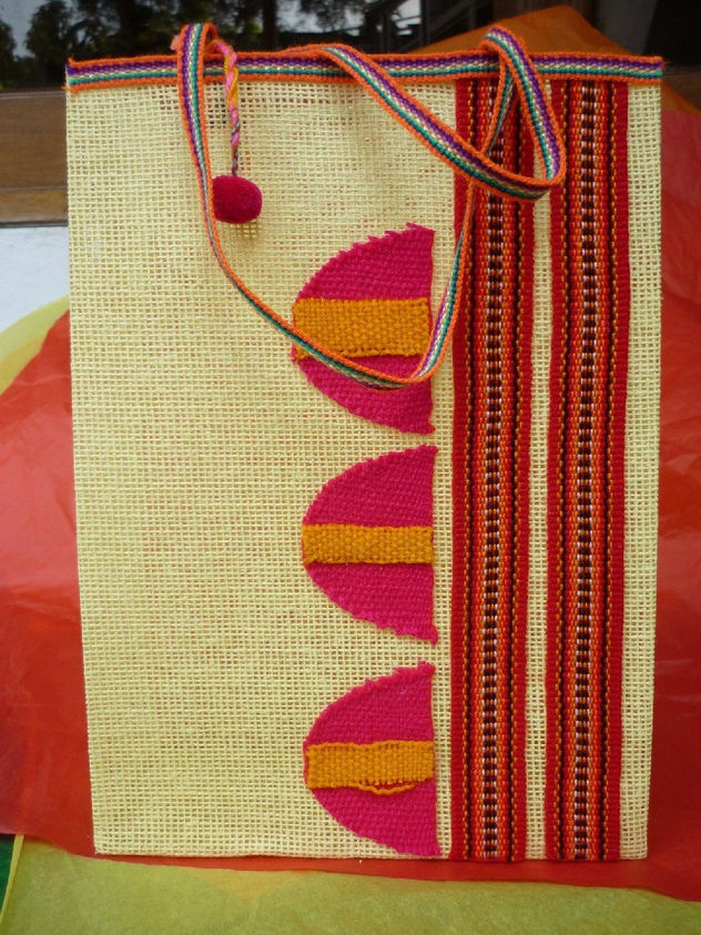Bolso de yute con aplicaciones de telar ecologico