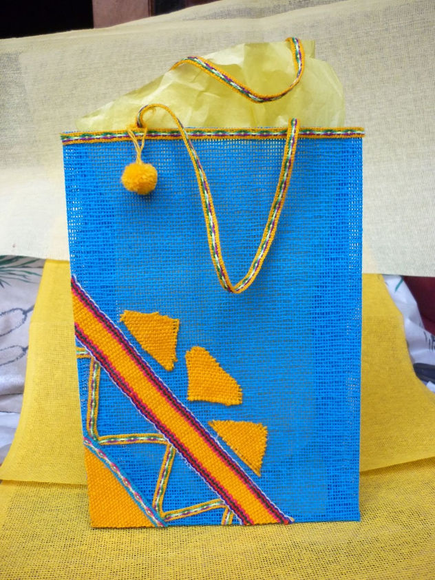 Bolso de yute con aplicaciones de telar ecologico