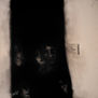Detrás de la puerta ahí estaban, uno sobre otro, tratando de respirar, esperando la muerte, sintiend