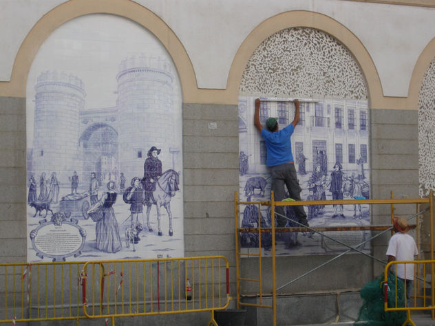 Montaje de murales en la Avd. Juan Carlos I de Badajoz