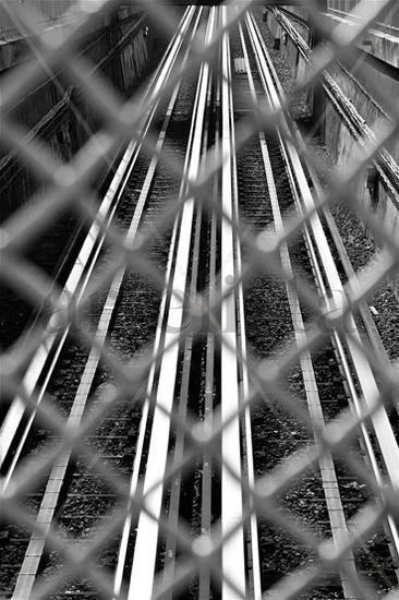 Vìas del Metro Parisino. (2009). Conceptual/Abstract Black and White (Digital)