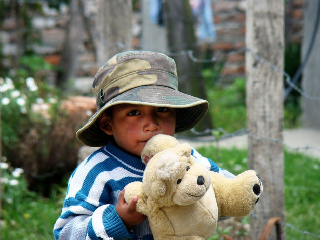 niño con oso