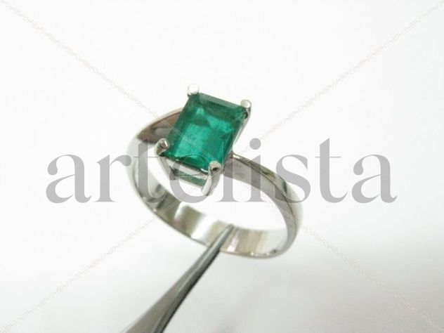 Anillo en PLata y Esmeralda colombiana