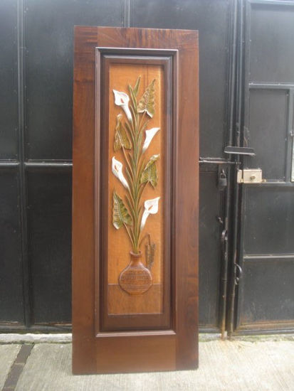 PUERTA  TALLADA CON FLORES DE CARTUCHO. 