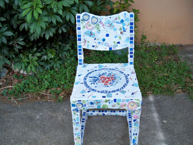 silla con platos rotos