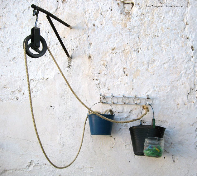 Garrucha, cuerda, cubos y pínzas de la ropa