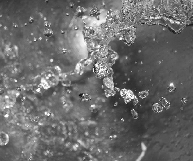 Frozen Water Conceptual/Abstracto Blanco y Negro (Digital)