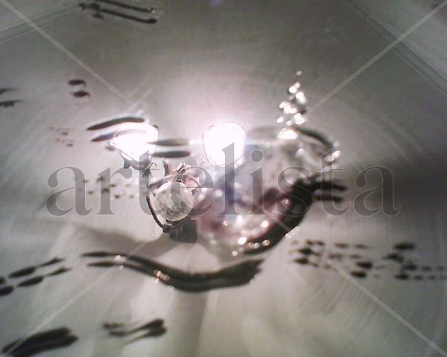 Alcohol en gel sobre espejo de la 12 que refleja la lámpara que nos regaló la Tota