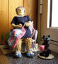 Abuelita tejedora con gato