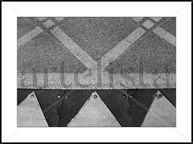 Geometría en el asfalto. Conceptual/Abstract Black and White (Digital)