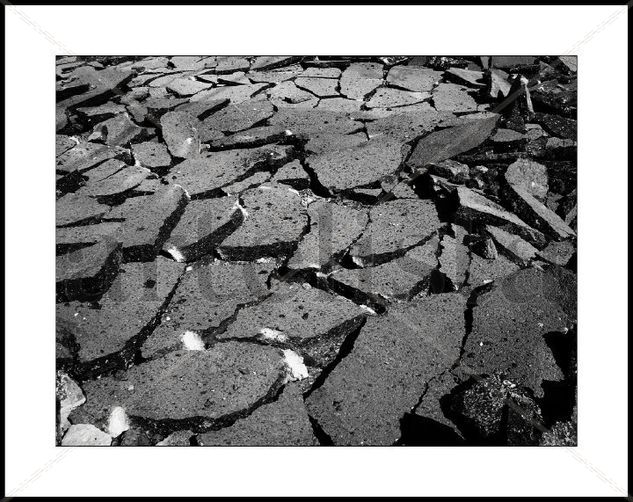 Calle destrozada. Conceptual/Abstracto Blanco y Negro (Digital)