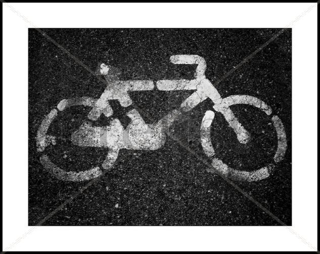 Bicicleta de asfalto. Conceptual/Abstracto Blanco y Negro (Digital)