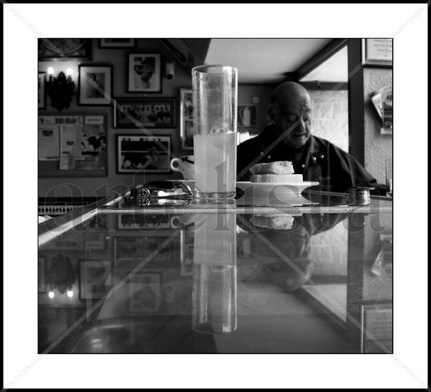 Reflejos en la barra. Conceptual/Abstract Black and White (Digital)