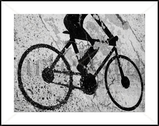 Ciclista sobre el asfalto.