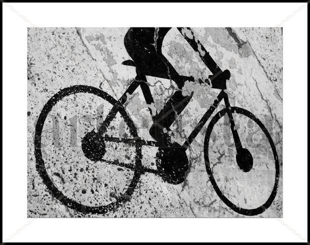 Ciclista sobre el asfalto. Conceptual/Abstracto Blanco y Negro (Digital)