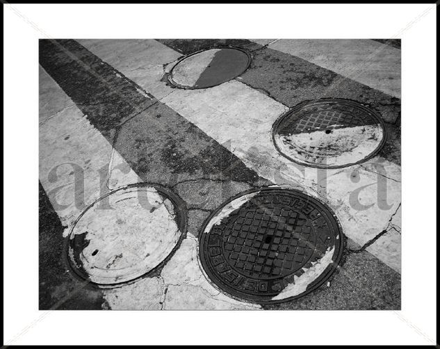 Mal colocadas. Conceptual/Abstracto Blanco y Negro (Digital)