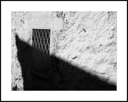 Sombra sobre cal.