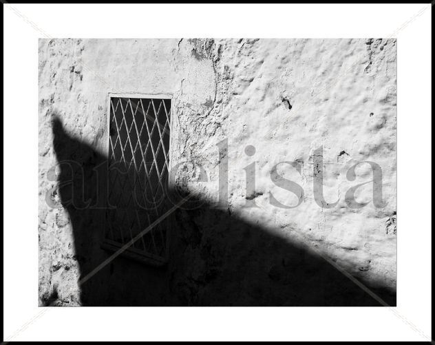 Sombra sobre cal.