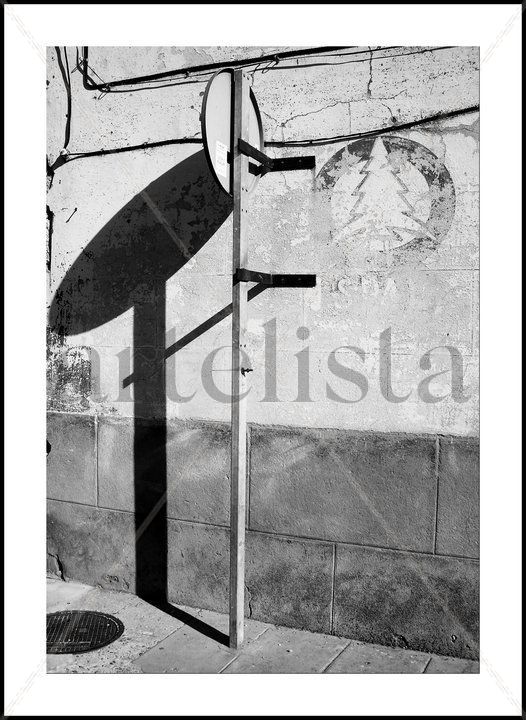 La sombra de la señal es ovalada.