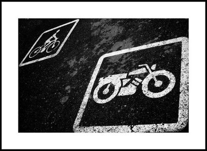 La moto es más veloz.