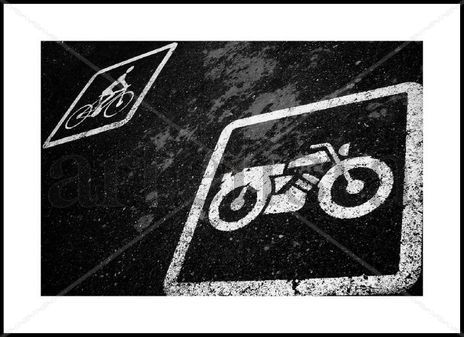 La moto es más veloz.