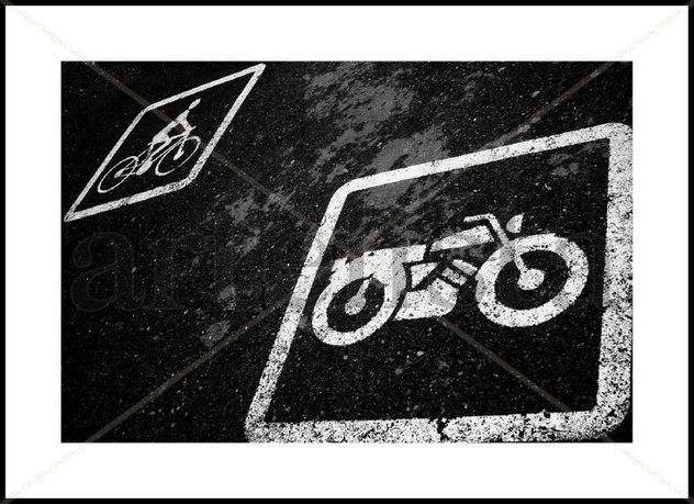 La moto es más veloz.