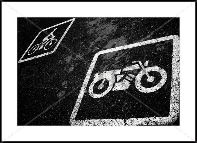 La moto es más veloz. Conceptual/Abstracto Blanco y Negro (Digital)