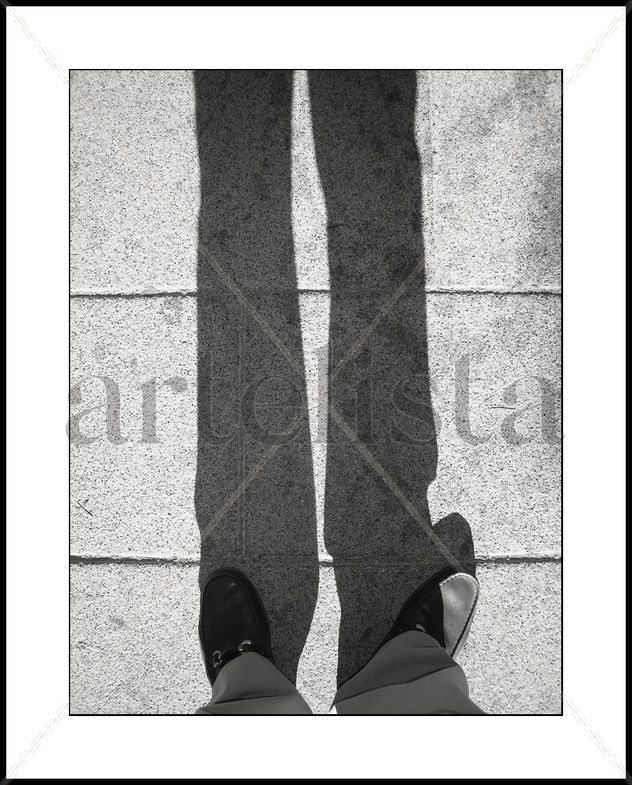 La sombra de mis Piernas es alargada.