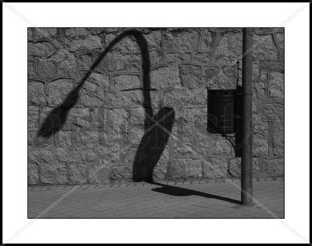 Cabizbaja. Conceptual/Abstracto Blanco y Negro (Digital)