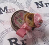 broche martuchi rosa de aluminio y fieltro. serie europa fiesta