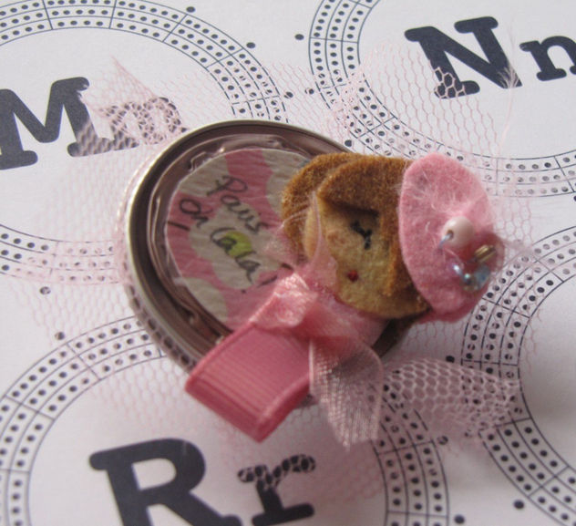 broche martuchi rosa de aluminio y fieltro. serie europa fiesta
