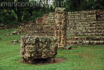 Estela y altar