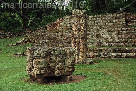 Estela y altar