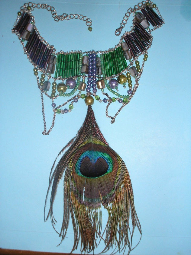 collar en cristal de bohemia y pluma de pavo real