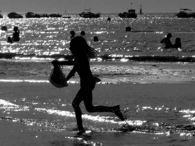 Vaciando el mar bolsa a bolsa Viajes Blanco y Negro (Digital)