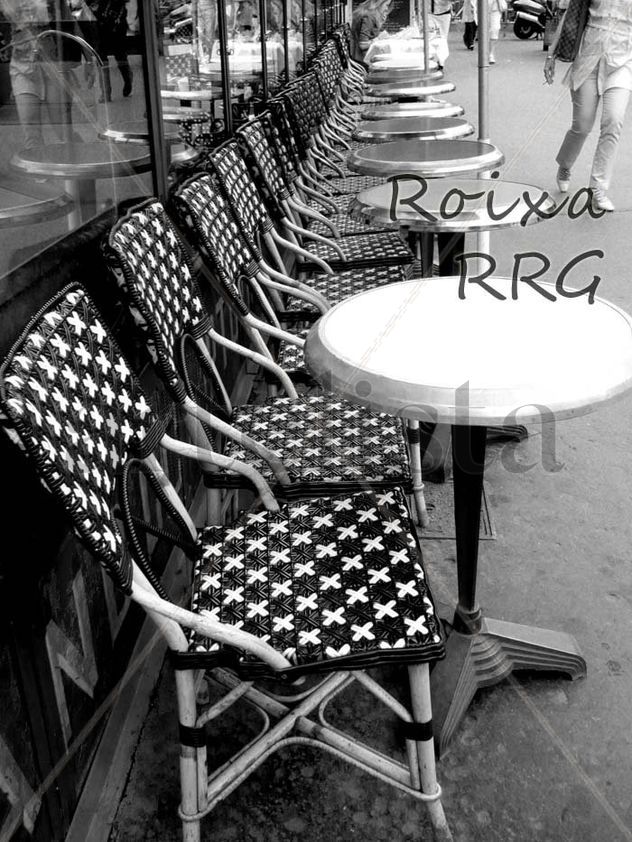 preciosas sillas de mimbre de un café de París