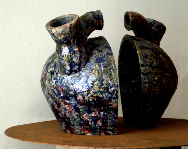 Las Venas Abiertas de America Latina Pottery Figurative