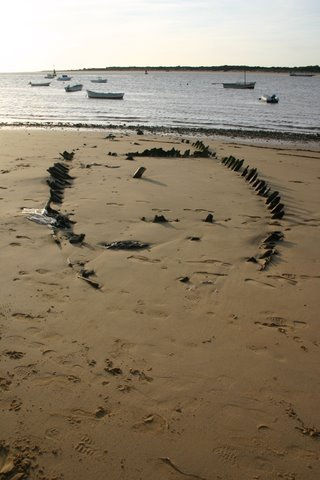 BARCA EN LA PLAYA 