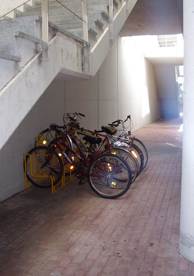 10-09.015 - Bicicletas en un pasillo de luz - Septiembre 2010. Otras temáticas Color (Digital)