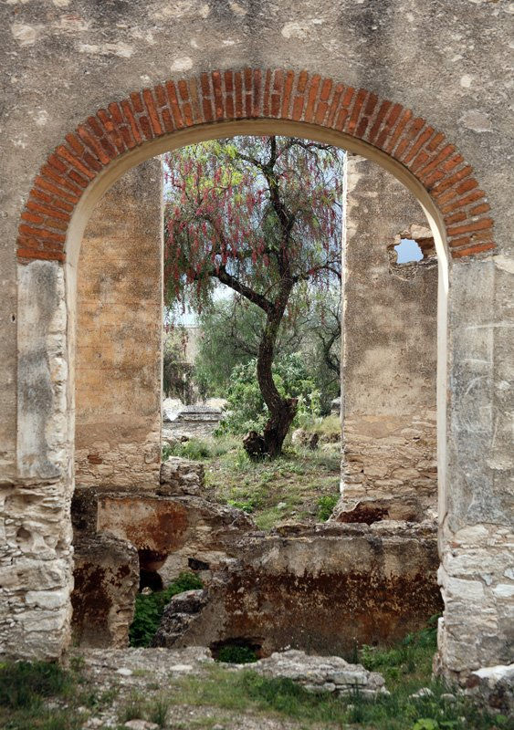A través de la puerta