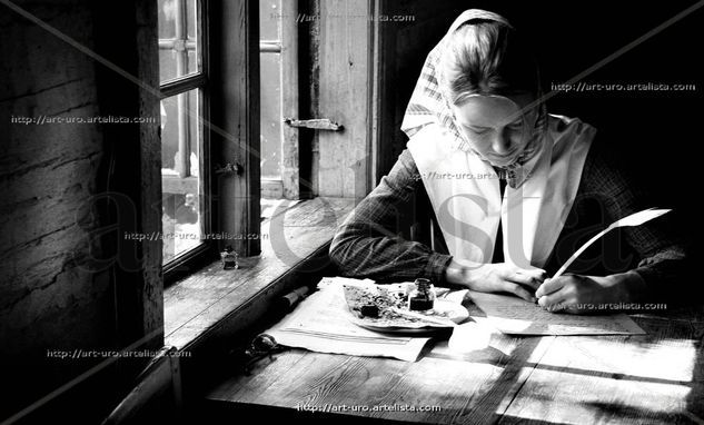 ESCRIBIENDO EN LA VENTANA Fotoperiodismo y documental Blanco y Negro (Digital)