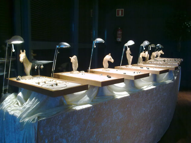 exposicion otto eck y francisco muñoz en hotel golf el rompido, bustos de caballo y joyas