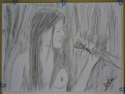 Ella Mirando una Flor.