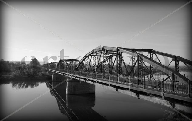 rio tajo sobre puente de hierro Arquitectura e interiorismo Blanco y Negro (Digital)