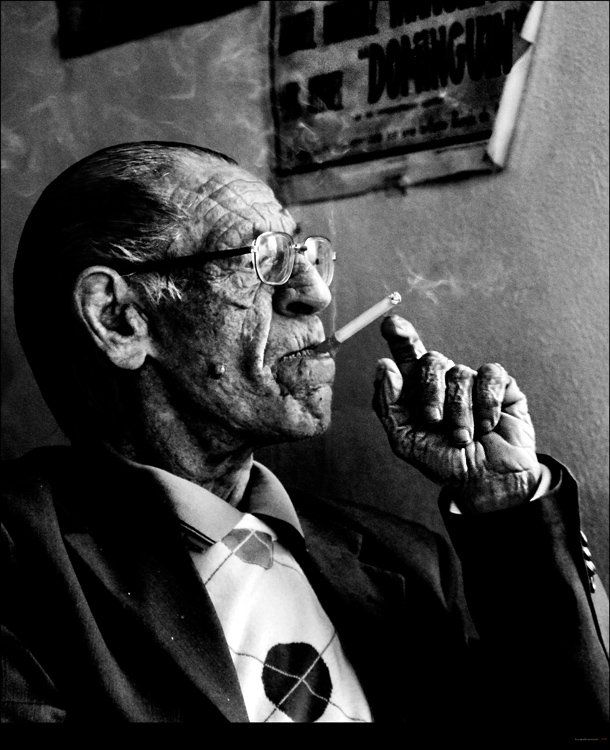 hombre fumando