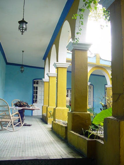 Pasillo con arcos