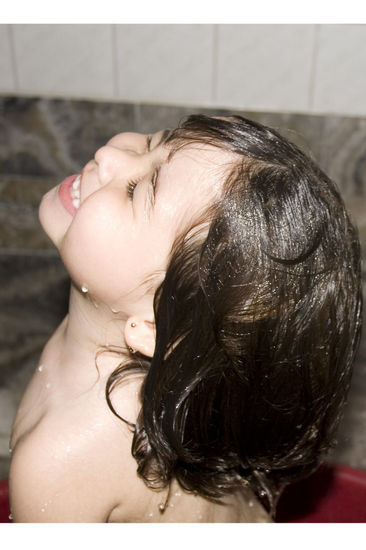 niña bañandose 