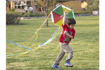 Niño volando cometa