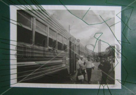 Tren en gris